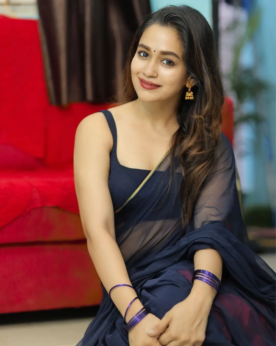 TAMIL TV ACTRESS KAAVYA ARIVUMANI IN BLUE SAREE SLEEVELESS BLOUSE